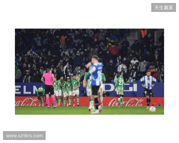 西班牙名嘴：维尼在替补席发笑不职业，在哪都该被开除